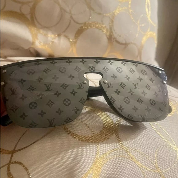 Louis Vuitton Monogram Sunglasses - Picture 9 of 10